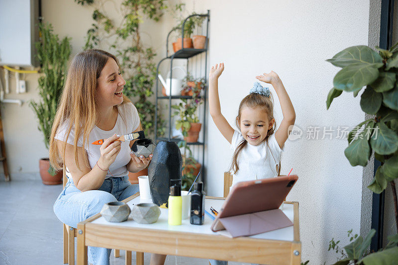 年轻的母女在家里玩得很开心