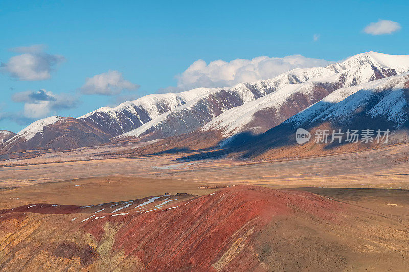 山的纹理不寻常，岩石的纹理中有雪，高原的表面被太阳加热。日落时分，令人惊叹的红色高原上轻轻地洒着雪。