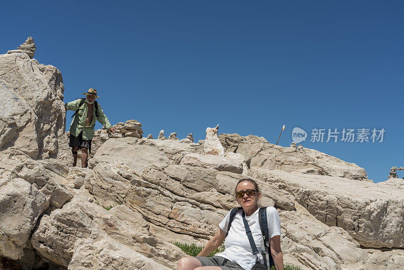 男男女女在杜吉奥托克岛徒步旅行