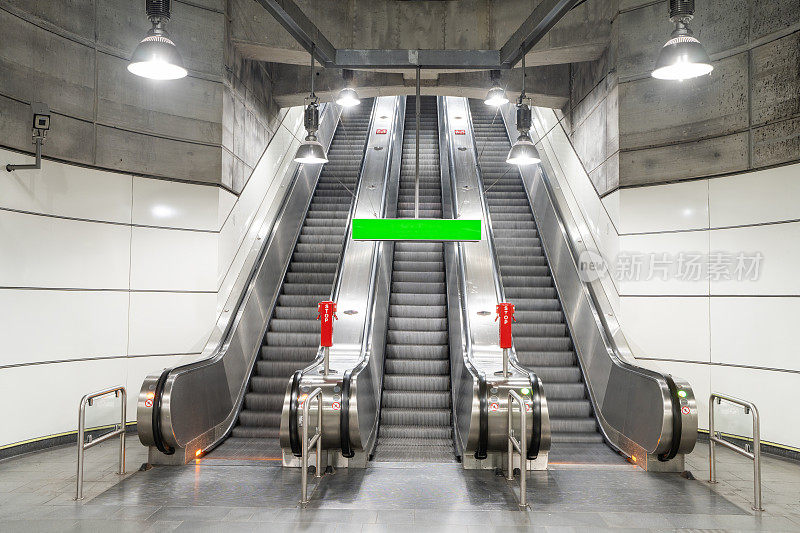 地铁站空无一人的自动扶梯