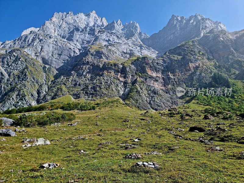 瑞士阿尔卑斯山的山峰