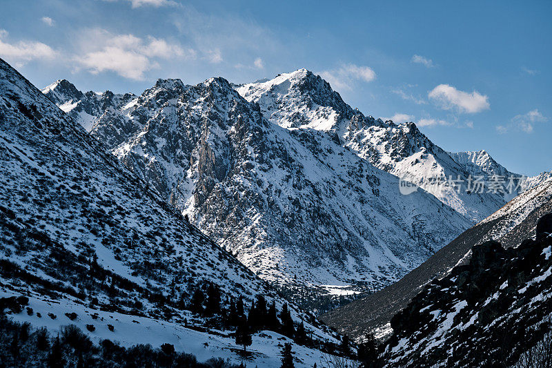 图尔根-阿克苏山谷(南天山)冬季景观