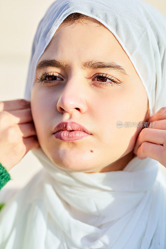 一位戴着头巾的美丽穆斯林妇女的特写肖像。