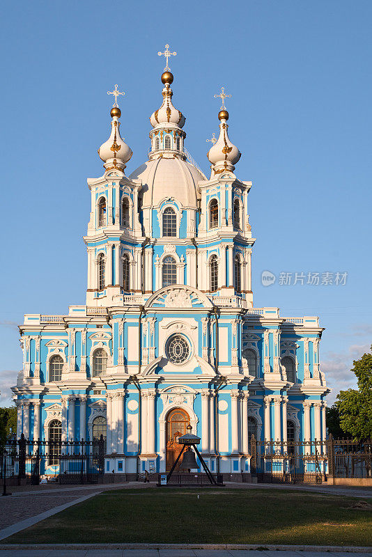 在一个阳光明媚的夏日，东正教的老教堂。圣彼得堡