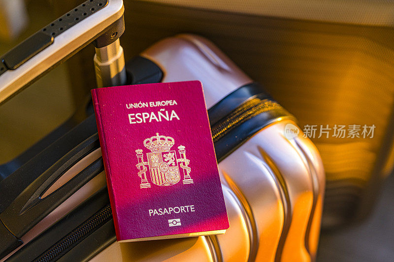 手提箱上的西班牙护照特写
