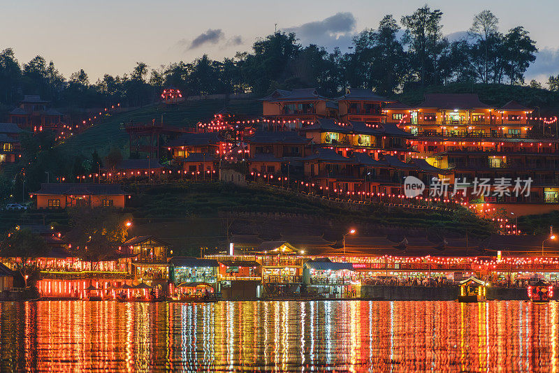 美丽的景观河滨在班拉泰村，湄洪山，泰国