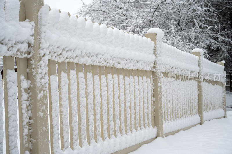 白雪覆盖的栅栏