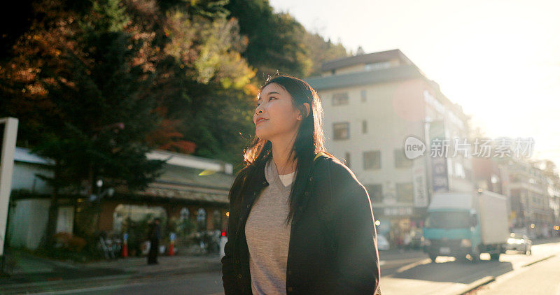 日本女人，在城市、街道和阳光下散步和思考，带着远见、想法或假期。女孩，人和户外在地铁人行道，道路或快乐的假期，冒险或旅行在东京