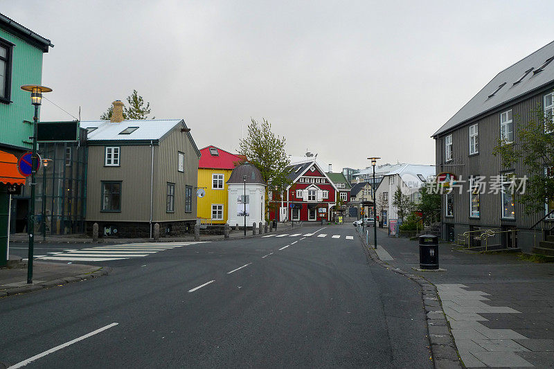 在清晨的阳光下，Reykjavík古雅的街道