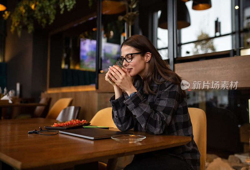 美丽的女人在享受一杯茶