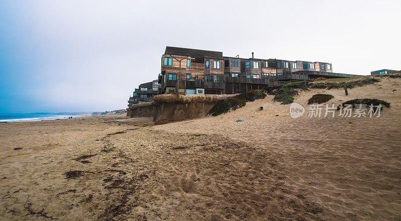 海滩上的公寓和公寓。现代海滨建筑群距离海洋仅几步之遥，CA
