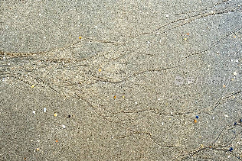 海水和潮汐在沙滩上留下的痕迹和形状。