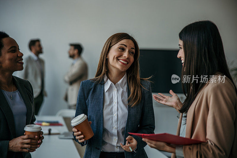 一群不同的职业女性参与谈话