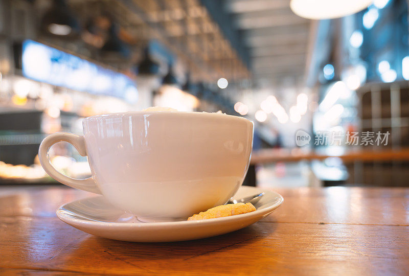 在咖啡馆喝杯咖啡，喝含咖啡因的热饮，在餐厅吃早餐，休息一下
