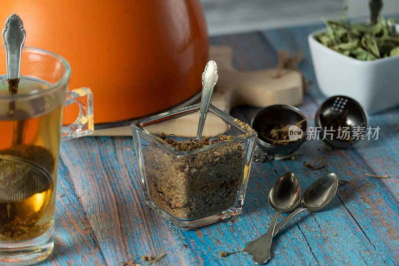 洋甘菊和柠檬马鞭草茶的制备。
