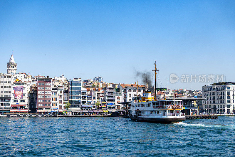 客船在美丽的城市是Karaköy港口İstanbul，土耳其