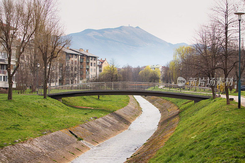 萨拉热窝，坐落在波斯尼亚和黑塞哥维那风景如画的群山之中，提供了一个令人惊叹的高山景观。
