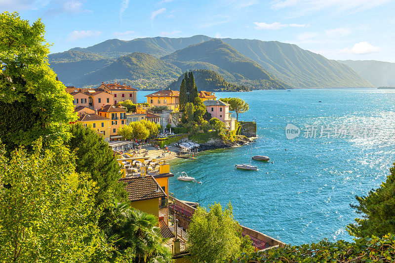 在意大利北部伦巴第湖区的科莫湖畔，风景如画、色彩缤纷的瓦雷纳村庄的海岸线。