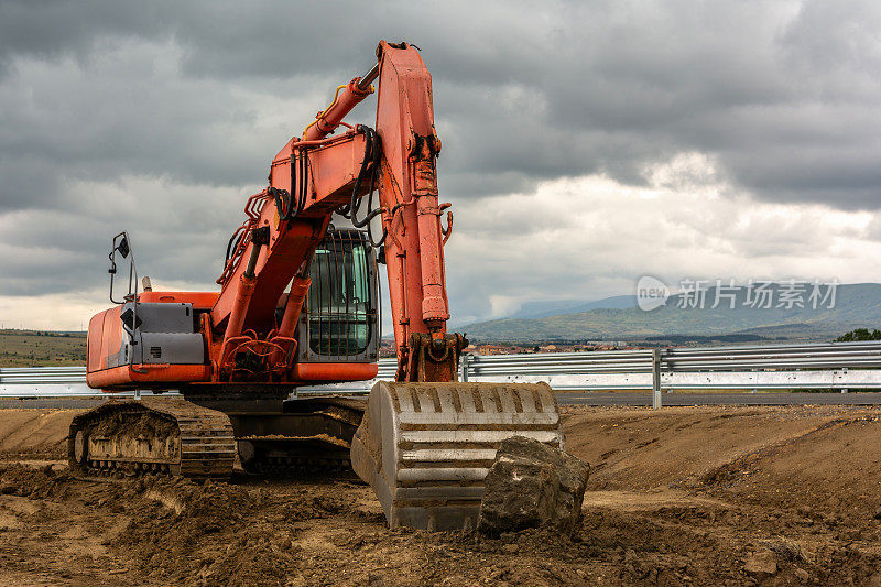 挖掘机在工地施工中修筑道路