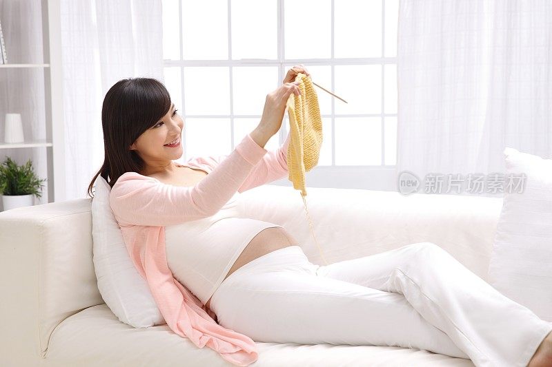 孕妇织毛衣