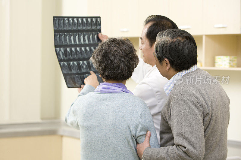 医生和老年患者讨论X光片