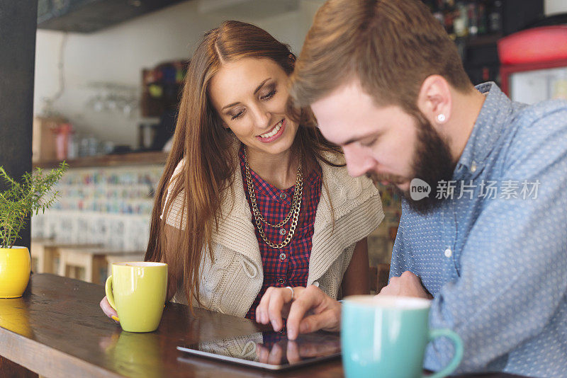 年轻夫妇在咖啡馆里