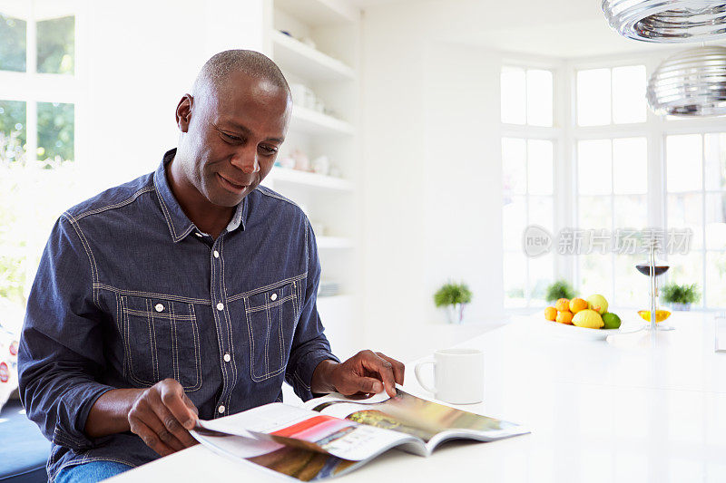 非裔美国人在家看杂志
