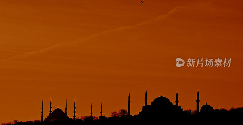 橙色夕阳下的新清真寺和苏莱曼尼耶，伊斯坦布尔