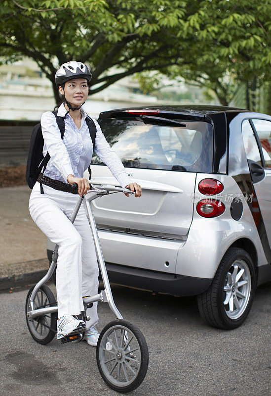 中年妇女在自行车旁的智能汽车