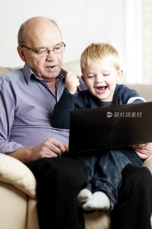 爷爷和孙子在看笔记本电脑