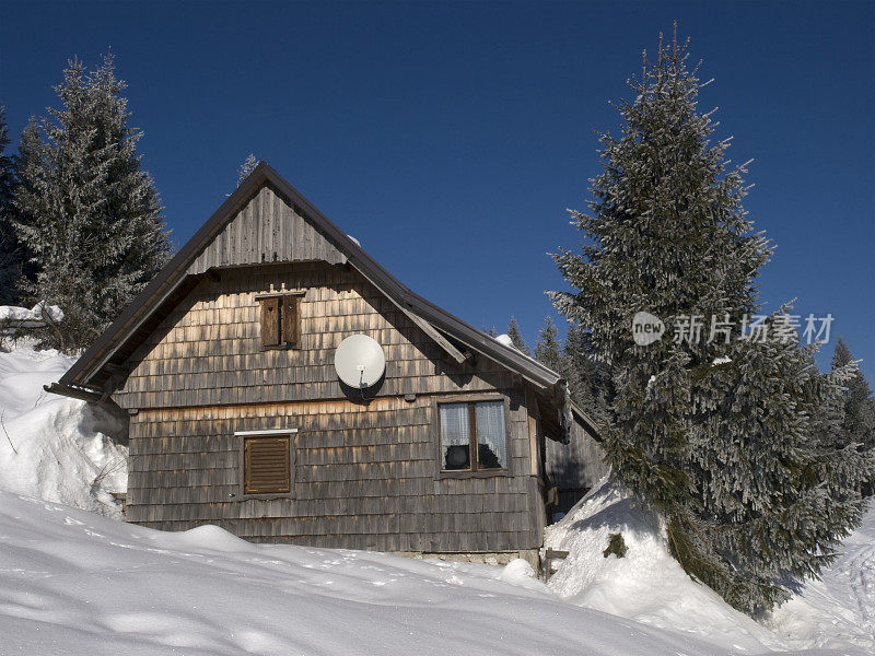 冬季的山间小屋