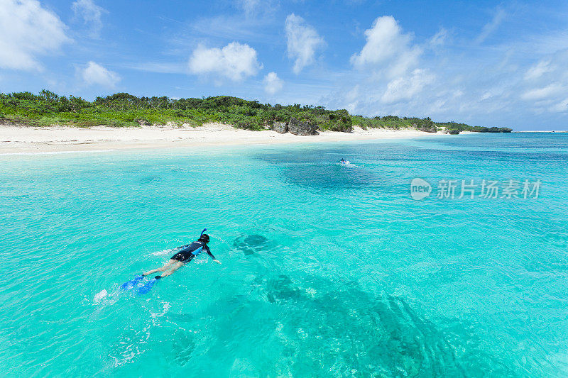 浮潜在清澈的蓝色海水中的热带岛屿，冲绳，日本