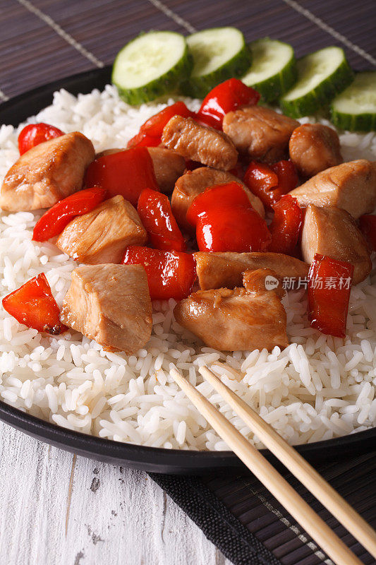 米饭用鸡肉和蔬菜特写，垂直