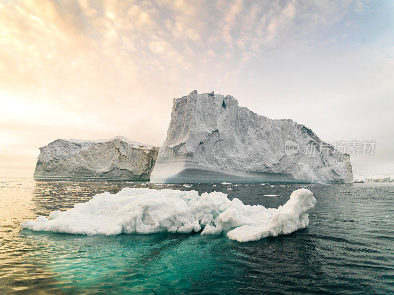 格陵兰岛伊卢利萨特的北冰洋上有巨大的冰川