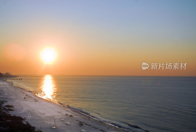 海湾海岸海滩上的日落