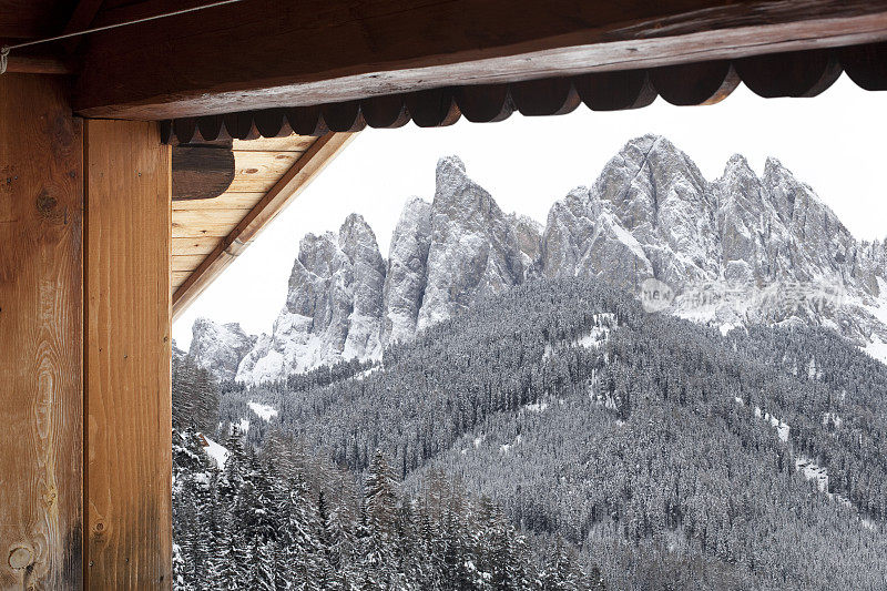 从高山小屋看到的雪山