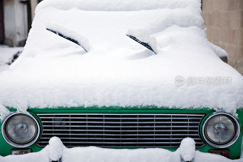 旧汽车上覆盖着雪