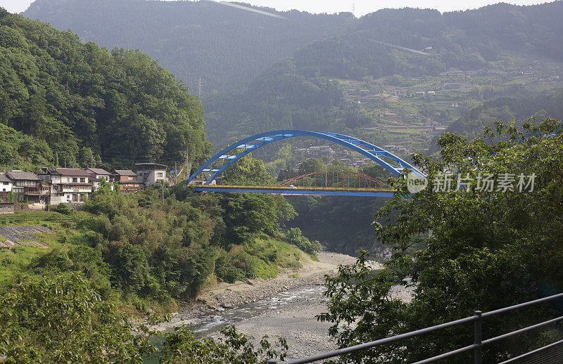 跨越吉野河的蓝色桥，三吉，德岛县，日本