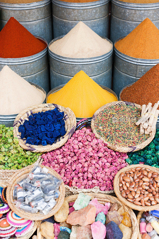 马拉喀什麦地那的集市，摩洛哥香料和手工艺品街市场