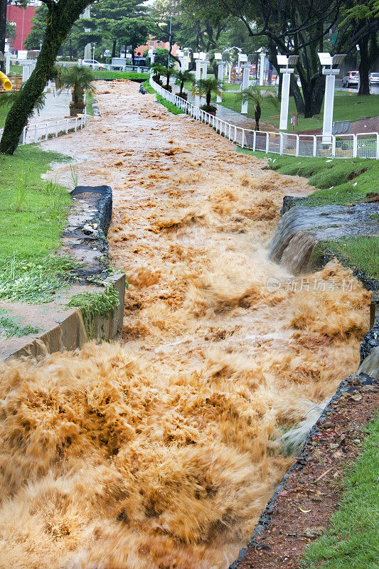 洪水