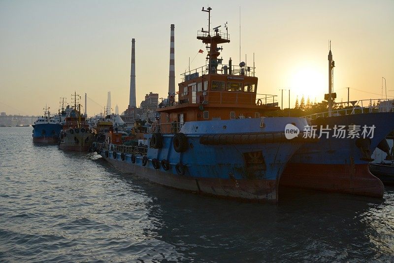 夕阳下黄浦江上的小船，中国上海