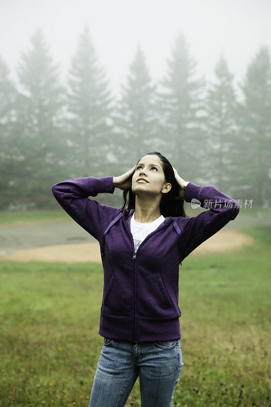 一个顽皮的拉丁女人抬头看