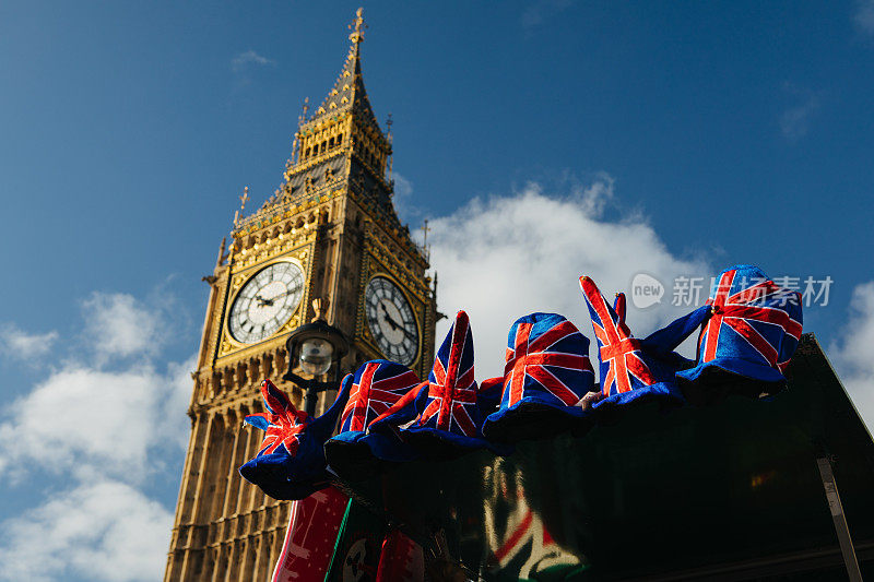 戴着英国国旗帽子的大本钟，伦敦，威斯敏斯特大教堂