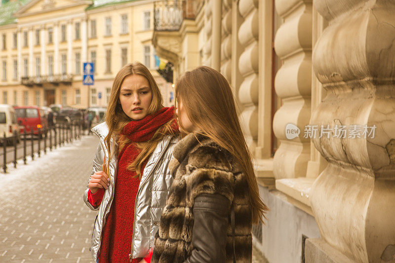 年轻的乌克兰女孩模特站在利沃夫乌克兰街道