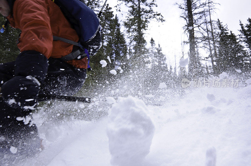 滑雪者爆破通过雪在行动模糊的运动图像