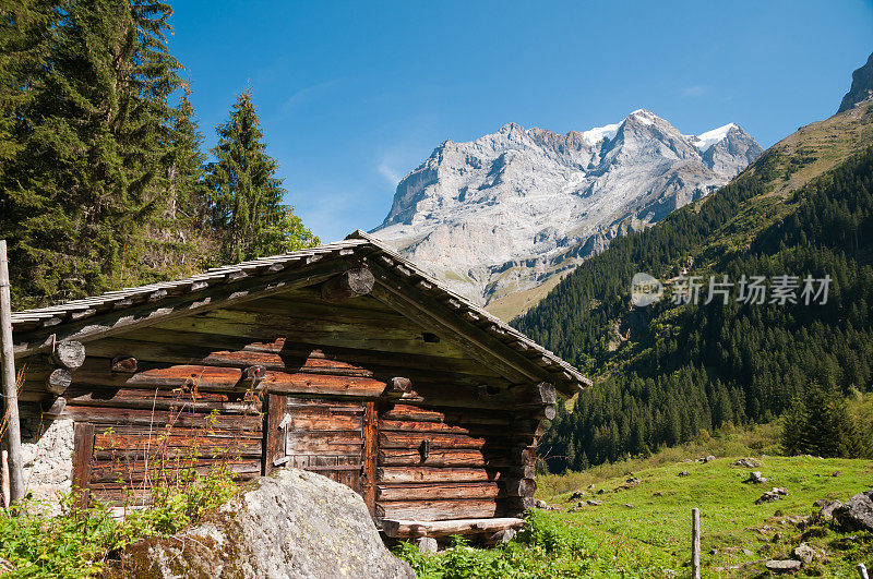 瑞士阿尔卑斯山，少女峰前的阿尔卑斯小屋