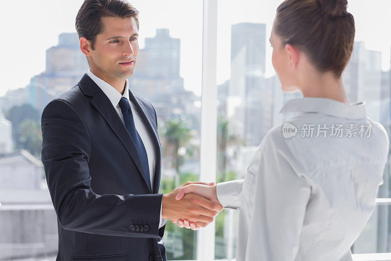 商人与他的合伙人握手作为协议