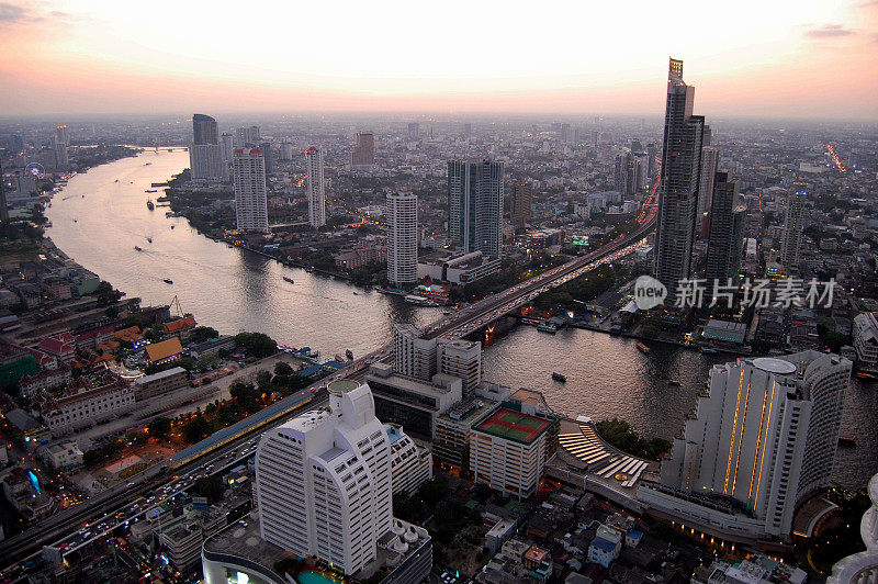 夕阳下的曼谷天际线，泰国