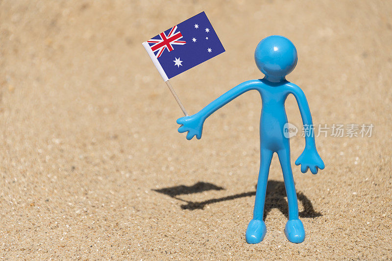 一名男子在邦迪海滩上举着澳大利亚国旗