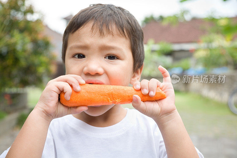 小男孩吃胡萝卜